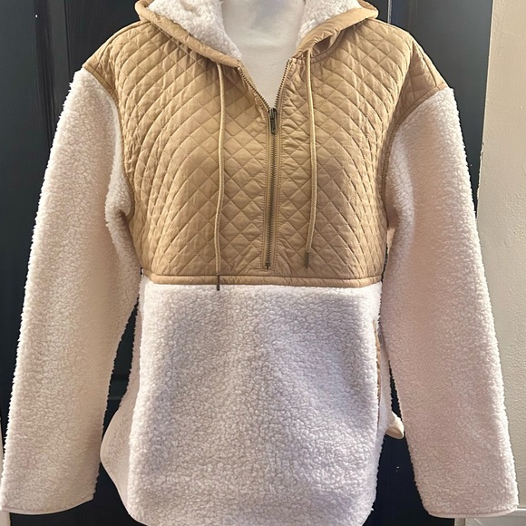 BearPaw Sweaters - BearPaw Tan and Cream Quilted Sweater